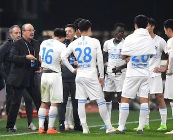 CLB Dalian của Trung Quốc tuyên bố 'nghỉ chơi bóng đá'